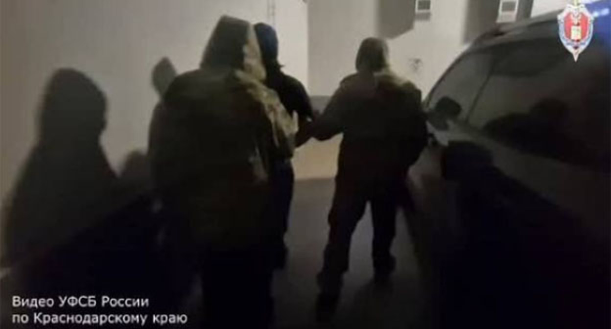 Задержание подозреваемого в приготовлении к поджогу трансформаторной подстанции. 31 марта 2026 г. Скриншот виде https://www.instagram.com/reels/DWizwpjjK3P/