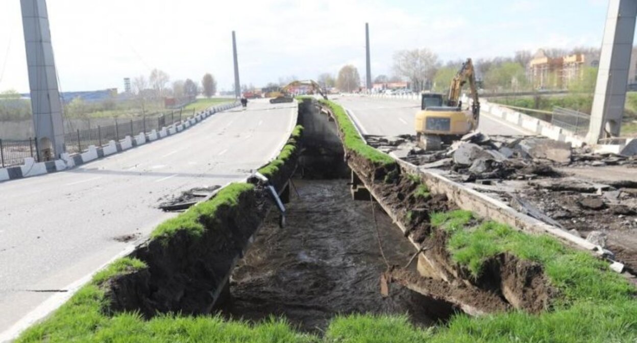 Ремонт дороги к селу Дай в Чечне. Фото: https://checheninfo.ru/429058-chechnja-selo-daj-vyryvaetsja-iz-izoljacii-v-shatojskom-rajone-spectehnika-vosstanavlivaet-edinstvennuju-dorogu.html Ремонт дороги к селу Дай в Чечне. Фото: https://checheninfo.ru/429058-chechnja-selo-daj-vyryvaetsja-iz-izoljacii-v-shatojskom-rajone-spectehnika-vosstanavlivaet-edinstvennuju-dorogu.html