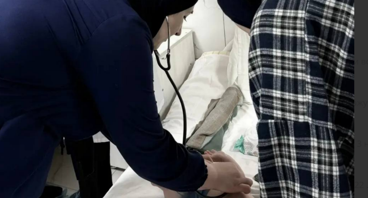 Врачи осматривают пациента в Карабудахкентской больнице. Скриншот фото Минздрава Дагестана от 04.04.26, https://t.me/minzdravrd/14094 Врачи осматривают пациента в Карабудахкентской больнице. Скриншот фото Минздрава Дагестана от 04.04.26, https://t.me/minzdravrd/14094