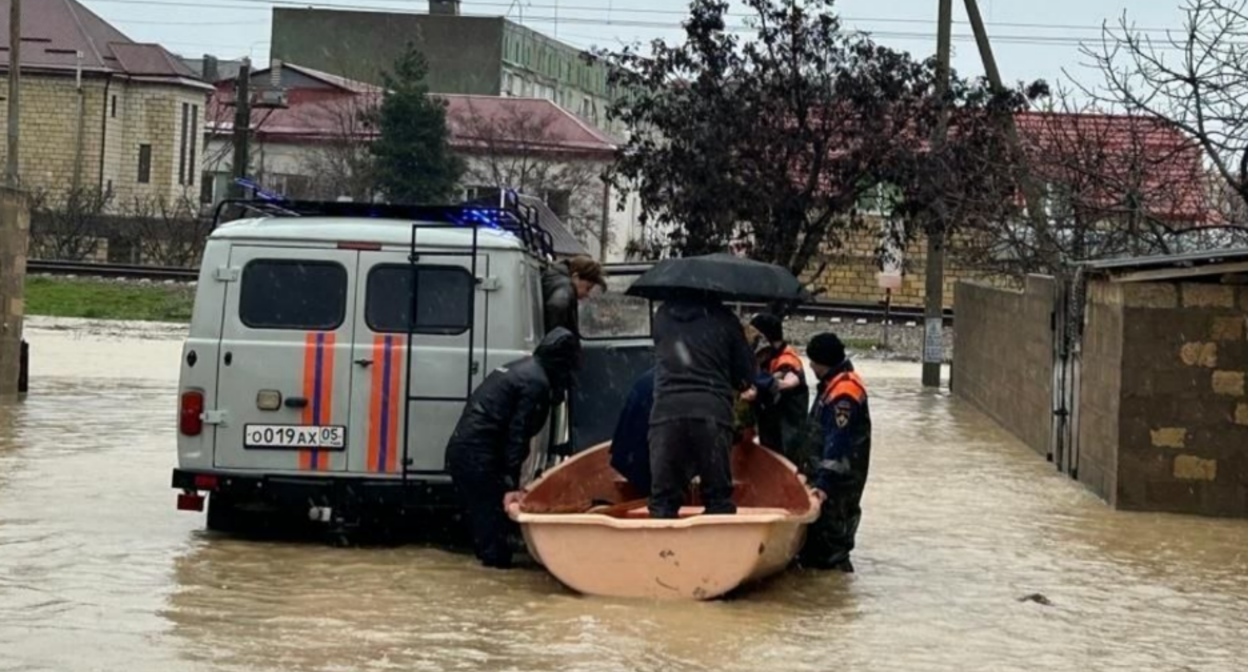 Эвакуация жителей в Дербентском районе. Скриншот фото администрации района от 05.04.26, https://t.me/derbentskiyrayon_official/21832