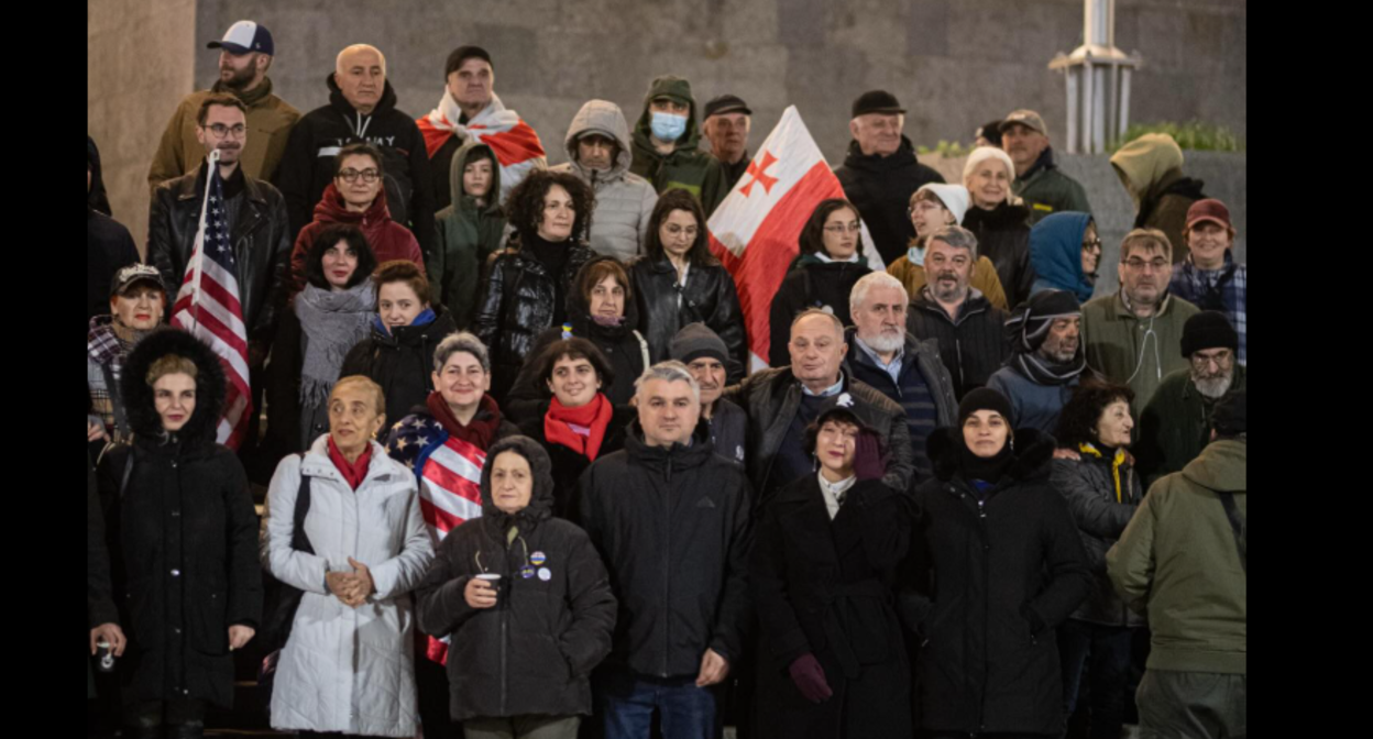 Участники акции у парламента Грузии. Скриншот фото Publika от 05.04.26, https://www.facebook.com/photo/?fbid=1724775242255352&set=pb.100041686795244.-2207520000 (деятельность компании Meta, владеющей соцсетью, запрещена в России).