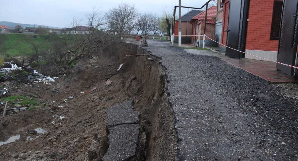 Последствия оползня в селе Илсхан-Юрт. Фото: Ризван Эдильсултанов / ИА “Чечня Сегодня”. Последствия оползня в селе Илсхан-Юрт. Фото: Ризван Эдильсултанов / ИА “Чечня Сегодня”.