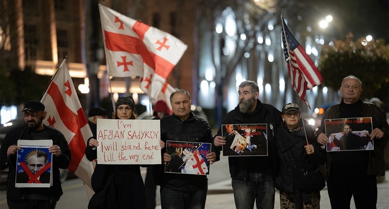 Участники протеста на Руставели с плакатами, посвященными Садыгову. Фото: Natia Amiranashvili / Publika
Участники протеста на Руставели с плакатами, посвященными Садыгову. Фото: Natia Amiranashvili / Publika