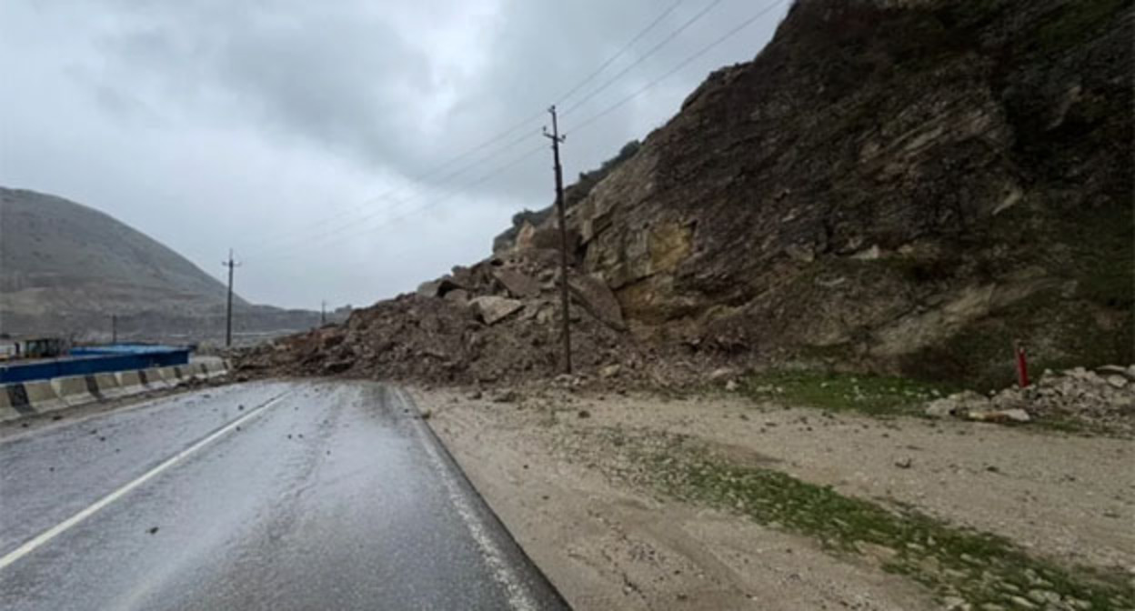 Дорога к селу Талги со стороны Махачкалы. Фото: https://zoritabasarana.ru/rubriki/news/news/transport/item/proezd-cherez-posyolok-talgi-ogranichen-iz-za-obvala-gornyh-porod/