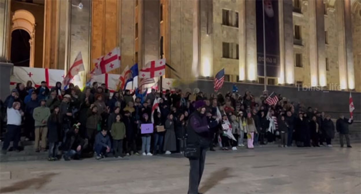 Акция протеста в Тбилиси. 5 апреля 2026 г. Скриншот видео https://t.me/Tbilisi_life/45750 Акция протеста в Тбилиси. 5 апреля 2026 г. Скриншот видео https://t.me/Tbilisi_life/45750
