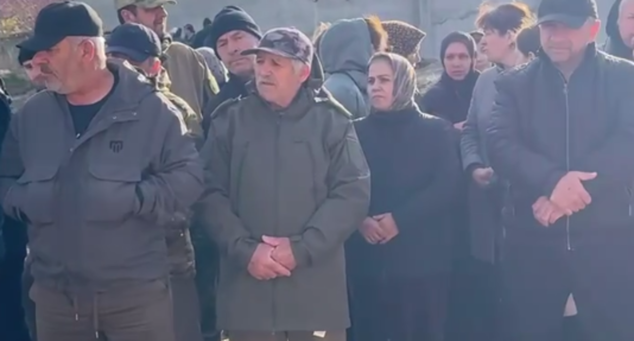 Кадр жители поселка Газораспределитель в Махачкале обратились к мэру Махачкалы и главе Дагестана с требованием убрать препятствия в русле реки. Фото: Черновик 2.0 / Telegram-канал Кадр жители поселка Газораспределитель в Махачкале обратились к мэру Махачкалы и главе Дагестана с требованием убрать препятствия в русле реки. Фото: Черновик 2.0 / Telegram-канал