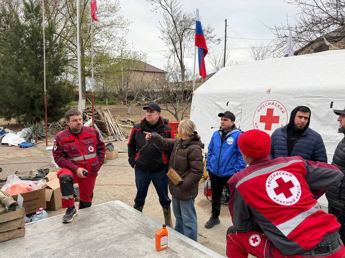 Представители Красного Креста в Мамедкале. Фото: пресс-служба уполномоченного по правам человека в Дагестане / dagombu.ru Представители Красного Креста в Мамедкале. Фото: пресс-служба уполномоченного по правам человека в Дагестане / dagombu.ru