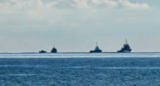 Суда ликвидируют загрязнение близ Анапы. Скриншот фото Юрия Озаровского от 11.04.26, https://t.me/MoreOz/120734