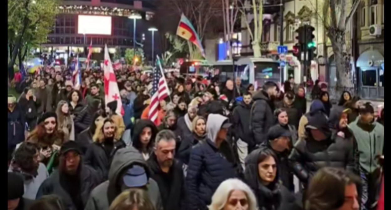 Шествие в Тбилиси. Стоп-кадр видео Publika от 11.04.26.