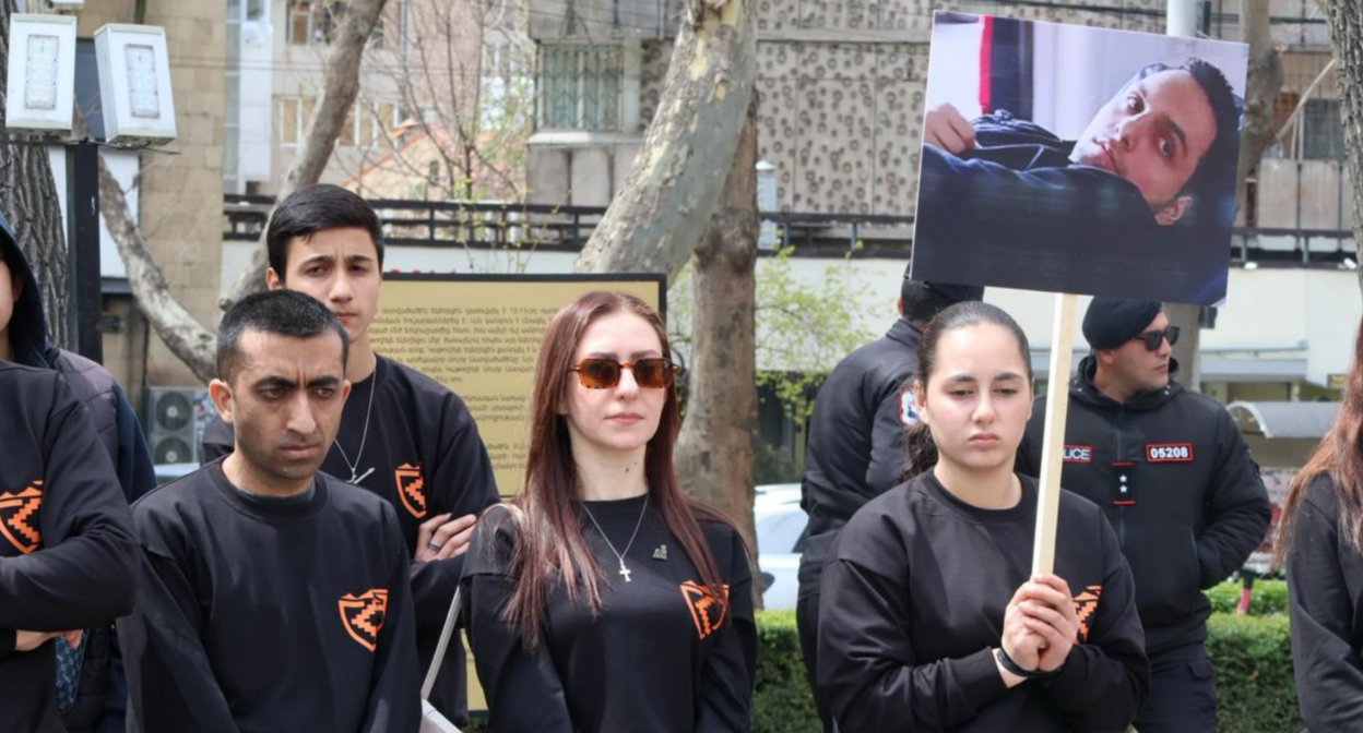 Участники акции в поддержку Давида Минасяна. Скриншот фото Armenia Today от 12.04.26, https://t.me/armtoday/101657.