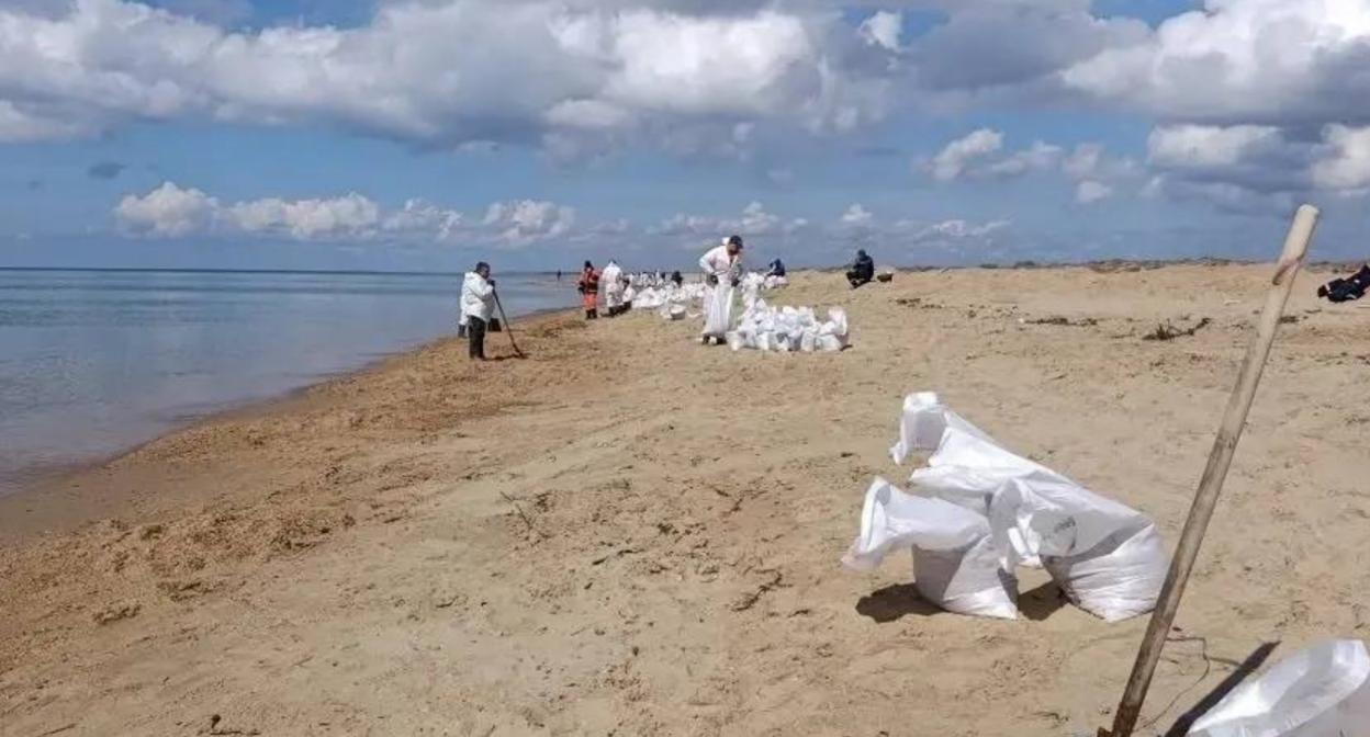 Обстановка на пляже "Тортуга" в Витязево. Скриншот фото оперштаба Краснодарского края от 12.04.26, https://t.me/opershtab23/15684. Обстановка на пляже "Тортуга" в Витязево. Скриншот фото оперштаба Краснодарского края от 12.04.26, https://t.me/opershtab23/15684.