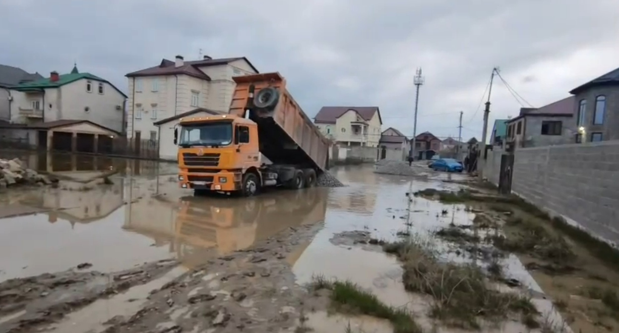 Последствия наводнения в махачкалинском поселке. Кадр видео администрации Махачкалы https://t.me/makhachkalaofficial/21990