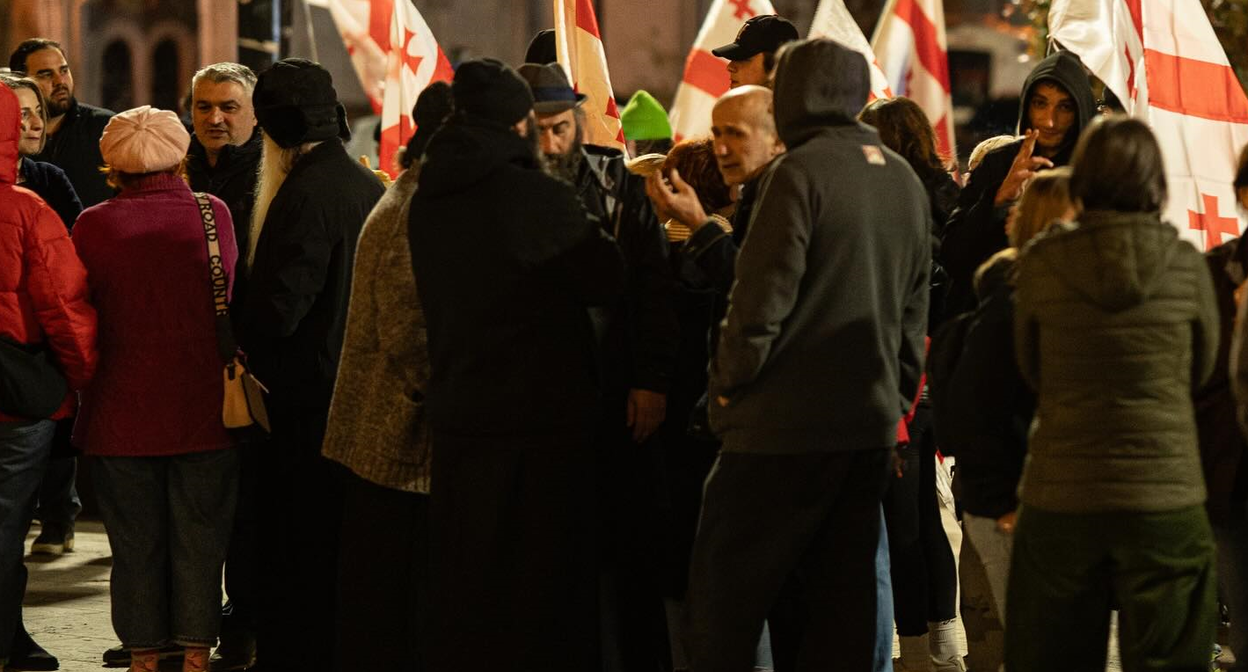 Кадр участников акции у парламента Грузии в 504-й день непрерывных протестов. Фото: Publika / Facebook