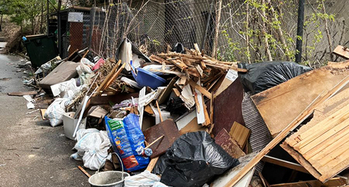 Свалка на улице Новоселов в Сочи. Фото корреспондента "Кавказского узла" Свалка на улице Новоселов в Сочи. Фото корреспондента "Кавказского узла"