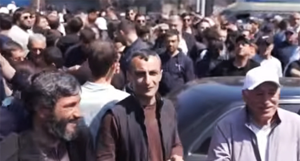 Cторонникb Самвела Карапетяна во время акции. Скриншот видео https://www.youtube.com/watch?v=OSKKZm-7V7c