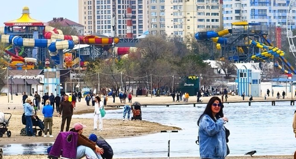 Пляж в Анапе. Скриншот фото "Маковозовы" от 18.04.26, https://t.me/makovozovy/58287.