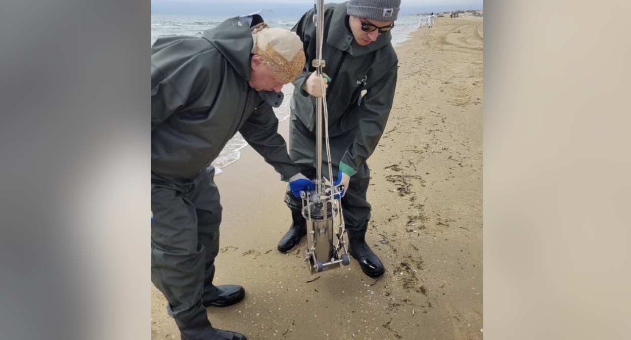 Забор проб грунта со дна моря. Фото: Институт океанологии РАН / Telegram