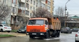 Эвакуация людей в кузове грузовика из зоны подтопления в махачкалинском микрорайоне. 29 марта 2026 года. Кадр видео администрации Махачкалы https://t.me/makhachkalaofficial/20976