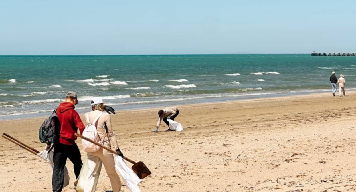 Уборка пляжа в Анапе. Скриншот фото "Добровольцы ССЛ" от 26.04.26, https://t.me/setisitolopata/2897.