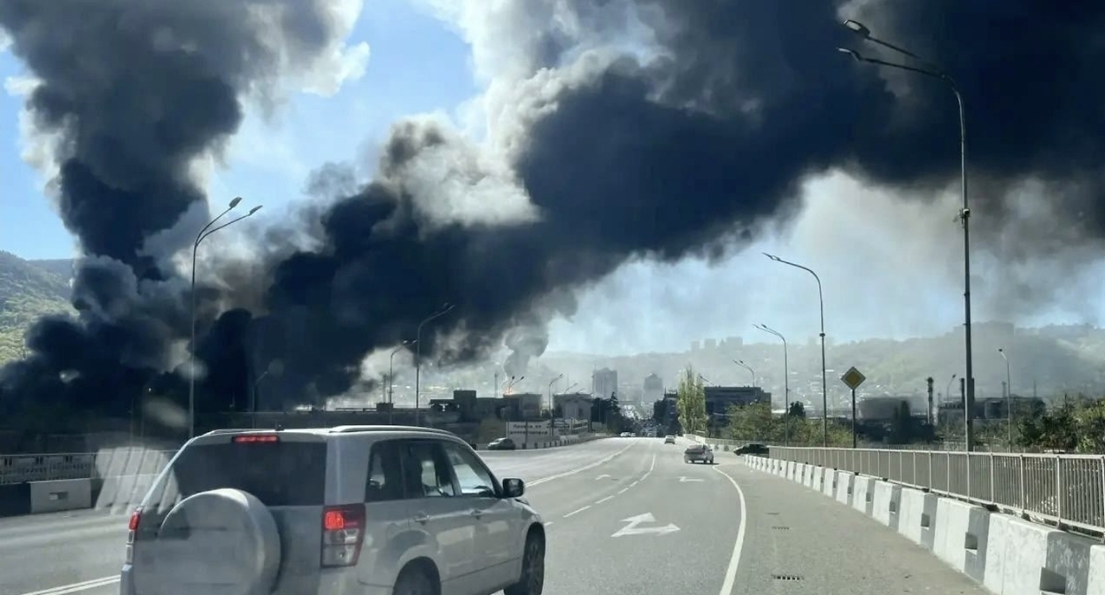 Дым от горящего НПЗ в Туапсе, 28 апреля 2026 года. Скриншот публикации в сообществе ТУАПСЕ / "ВКонтакте"
https://vk.com/wall-1113580_181653