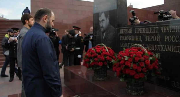 Возложение цветов к памятнику Ахмату Кадырову, 2021 год. Кадр видео https://www.youtube.com/watch?time_continue=6&v=YtVL7keYltw&feature=emb_logo