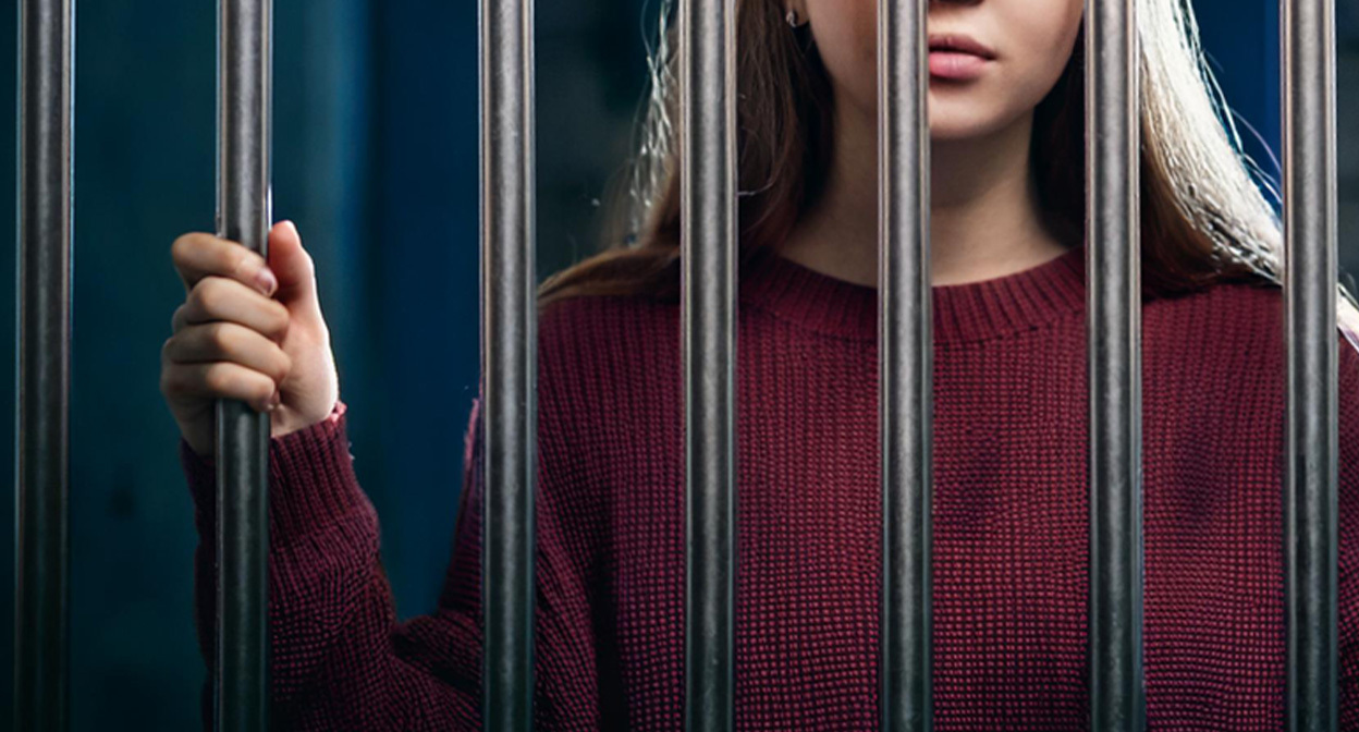 Девушка в СИЗО. Иллюстрация создана «Кавказским узлом» с помощью ИИ в программе Copilot