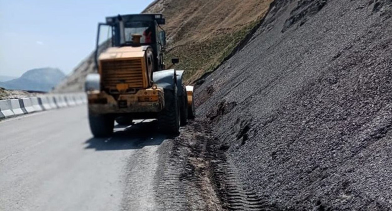 Дорожная техника на дороге в Чародинском районе. Фото: https://mintransdag.ru/news/v-carodinskom-raione-iz-za-razmyva-podxoda-k-vremennomu-mostu-zakryto-dvizenie-na-doroge-k-vosmi-selam Дорожная техника на дороге в Чародинском районе. Фото: https://mintransdag.ru/news/v-carodinskom-raione-iz-za-razmyva-podxoda-k-vremennomu-mostu-zakryto-dvizenie-na-doroge-k-vosmi-selam