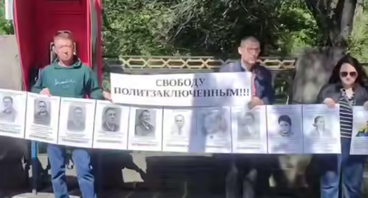 Пикет в Ереване. Стоп-кадр видео RusNews от 16.05.26, https://t.me/rusnews/84828.