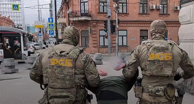 Задержание подозреваемого. 20 мая 2026 г. Скриншот видео: ЦОС ФСБ России https://tass.ru/proisshestviya/27466877