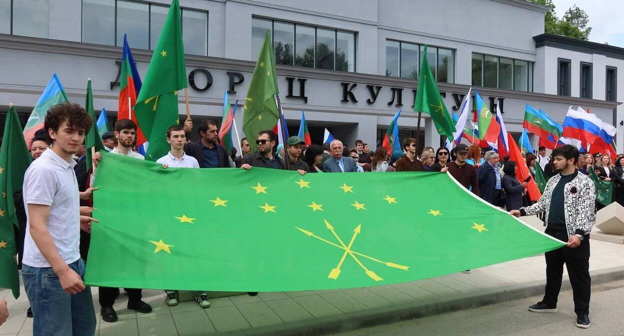 Участники митинга в Черкесске. Фото: https://t.me/citycherkessk/14147 Участники митинга в Черкесске. Фото: https://t.me/citycherkessk/14147