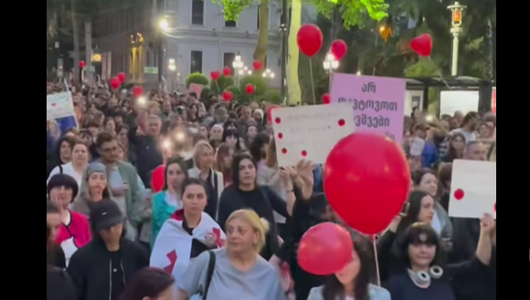 Участники шествия в Тбилиси. Стоп-кадр видео Publika от 24.05.26, https://www.facebook.com/reel/1498655901745663
Участники шествия в Тбилиси. Стоп-кадр видео Publika от 24.05.26, https://www.facebook.com/reel/1498655901745663