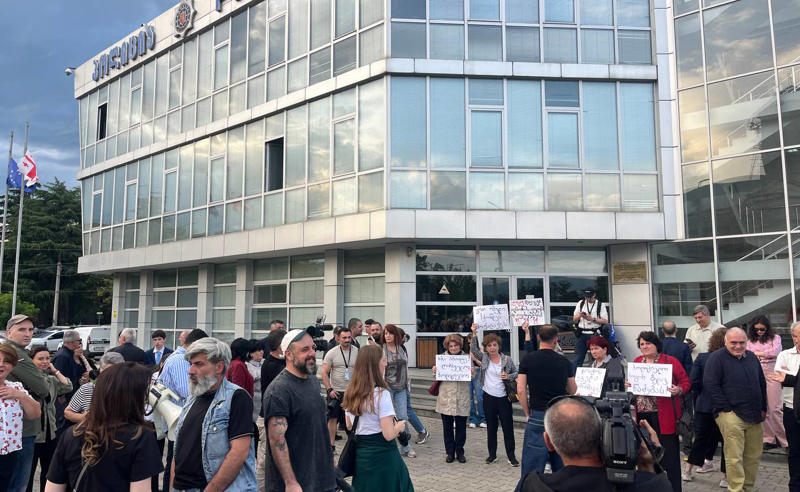 Стоп-кадр: "Протестующие против насилия полиции в Гори". Фото: interpressnews / https://www.interpressnews.ge/ka/article/871209-goris-policiis-shenobastan-sadac-saprotesto-akcia-mimdinareobs-xmauri-iqo Стоп-кадр: "Протестующие против насилия полиции в Гори". Фото: interpressnews / https://www.interpressnews.ge/ka/article/871209-goris-policiis-shenobastan-sadac-saprotesto-akcia-mimdinareobs-xmauri-iqo
