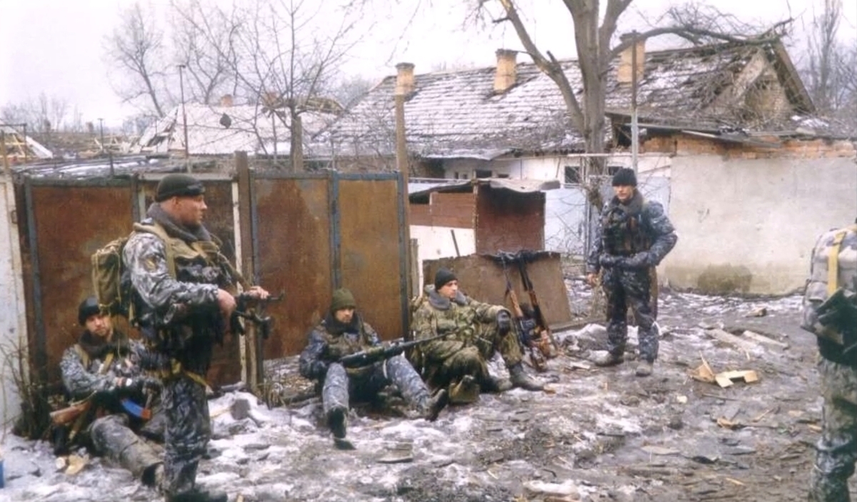 Бойцы ОМОН в Чечне, 2000 год. Кадр видео Весна 2000, гибель Пермского ОМОН Вторая Чеченская (кампания) Война в Чечне на YouTube Бойцы ОМОН в Чечне, 2000 год. Кадр видео Весна 2000, гибель Пермского ОМОН Вторая Чеченская (кампания) Война в Чечне на YouTube
