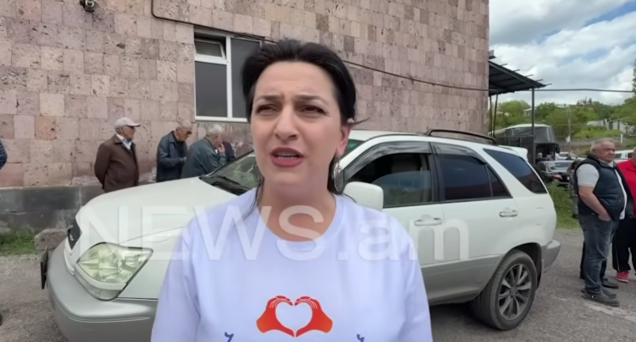 Педагог Анна Карапетян в футболке "Гражданского договора". Стоп-кадр видео News.Am. от 31.05.26, https://www.youtube.com/watch?v=rbi58i4erjE&t=281s. Педагог Анна Карапетян в футболке "Гражданского договора". Стоп-кадр видео News.Am. от 31.05.26, https://www.youtube.com/watch?v=rbi58i4erjE&t=281s.