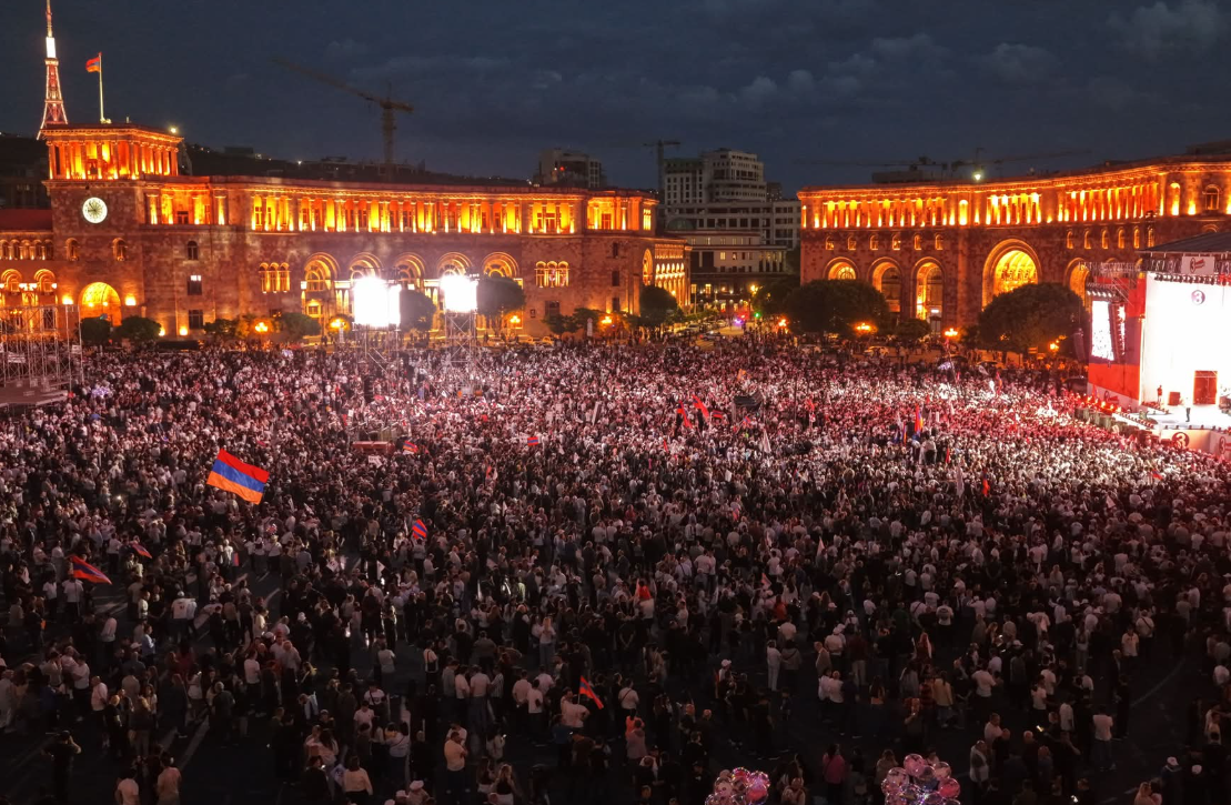 Митинг "Сильной Армении" на площади Республики в Ереване. Скриншот фото со страницы партии в Facebook от 03.06.26, https://www.facebook.com/photo/?fbid=122180048258928913&set=a.122103566582928913 (деятельность компании Meta, владеющей соцсетью, запрещена в России)