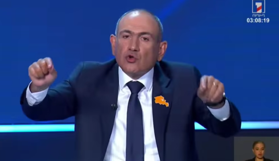 Никол Пашинян на дебатах. Стоп-кадр видео News.Am от 04.06.26,https://www.youtube.com/watch?v=AnIxpTBYDAE&t=3227s