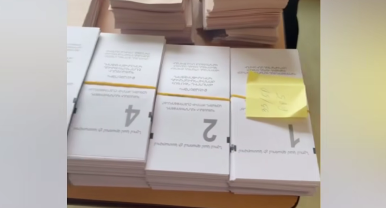 Бюллетени "Сильной Армении" не привезены на один из участков. Стоп-кадр видео Armenia Today от 06.06.26, https://armeniatoday.am/law-ru/1084341/.