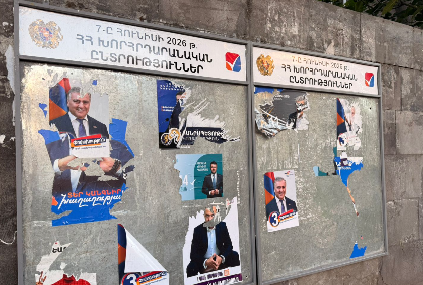 Сорванные агитплакаты политсил, в том числе "Сильной Армении", в Ереване. Фото "Кавказского узла".
