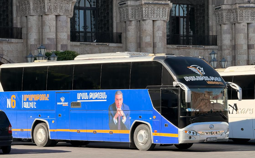 Автобус с предвыборной агитацией в Ереване. Фото "Кавказского узла".