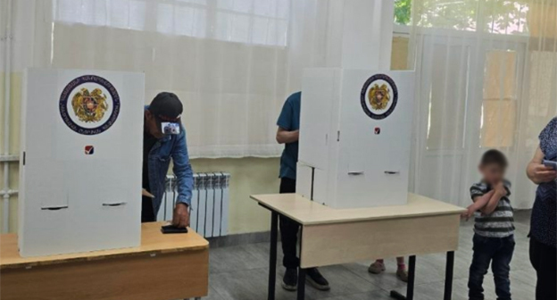 На избирательном участке в Ереване. 7 июня 2026 г. Фото: https://armeniatoday.am/politics-ru/1085006/