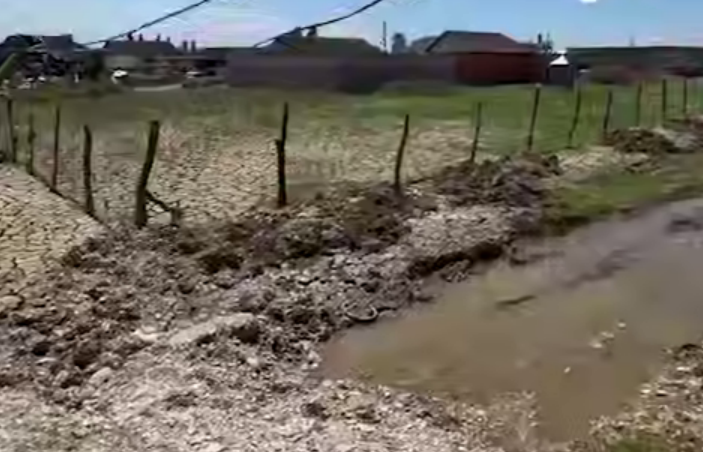 Стоп-кадр: обстановка в селе Кадыротар после наводнения в Дагестане. Фото: Mash Gor/ Telegram-канал Стоп-кадр: обстановка в селе Кадыротар после наводнения в Дагестане. Фото: Mash Gor/ Telegram-канал