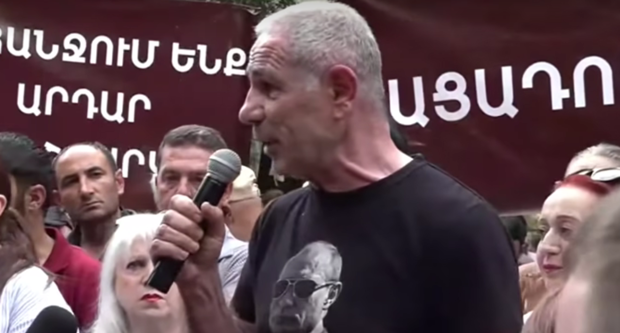 Исраэл Акопкохян у здания ЦИК Армении. Стоп-кадр видео News.Am от 14.06.26, https://www.youtube.com/watch?v=gHKjTA08qww&t=8s Исраэл Акопкохян у здания ЦИК Армении. Стоп-кадр видео News.Am от 14.06.26, https://www.youtube.com/watch?v=gHKjTA08qww&t=8s
