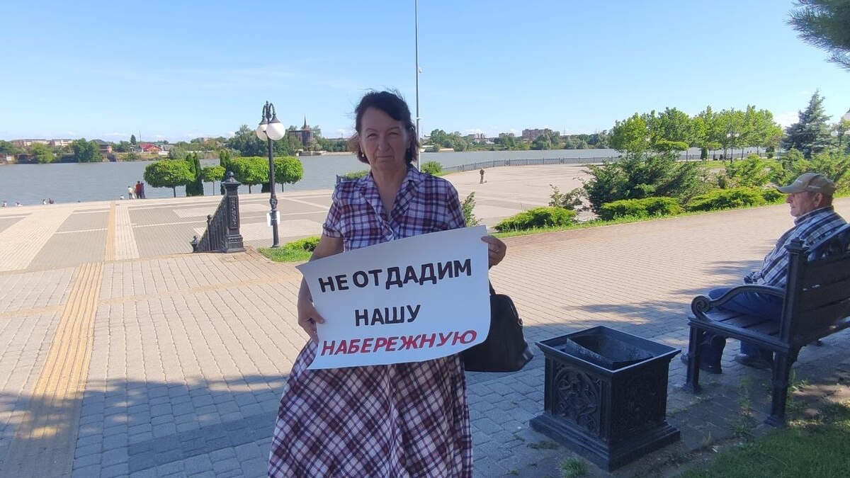 Жительница Краснодара проводит пикет против строительства храма на Рождественской набережной. Скриншот изображения https://t.me/KrasnodarUMR/26326