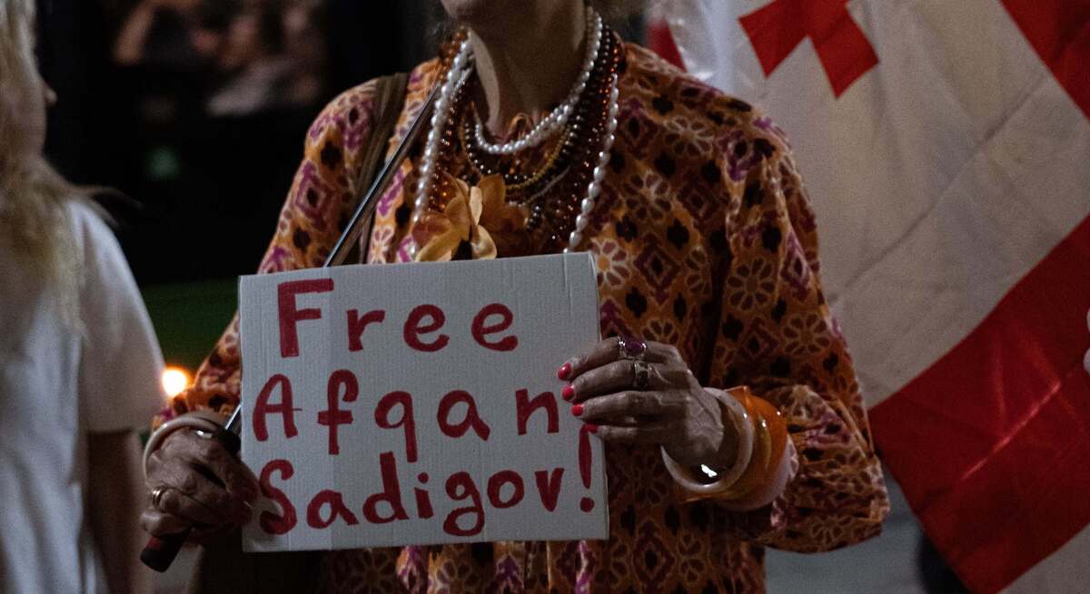 Плакат в руках активистки на проспекте Руставели. Фото: Khatia Kakhidze / Publika Плакат в руках активистки на проспекте Руставели. Фото: Khatia Kakhidze / Publika