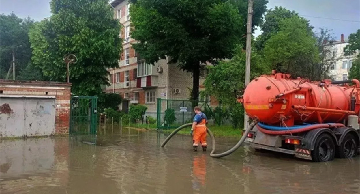 Устранение последствий подтоплений в Краснодаре. 13 июня 2026 г. Фото: Официальный Интернет-портал администрации муниципального образования город Краснодар и городской Думы Краснодара