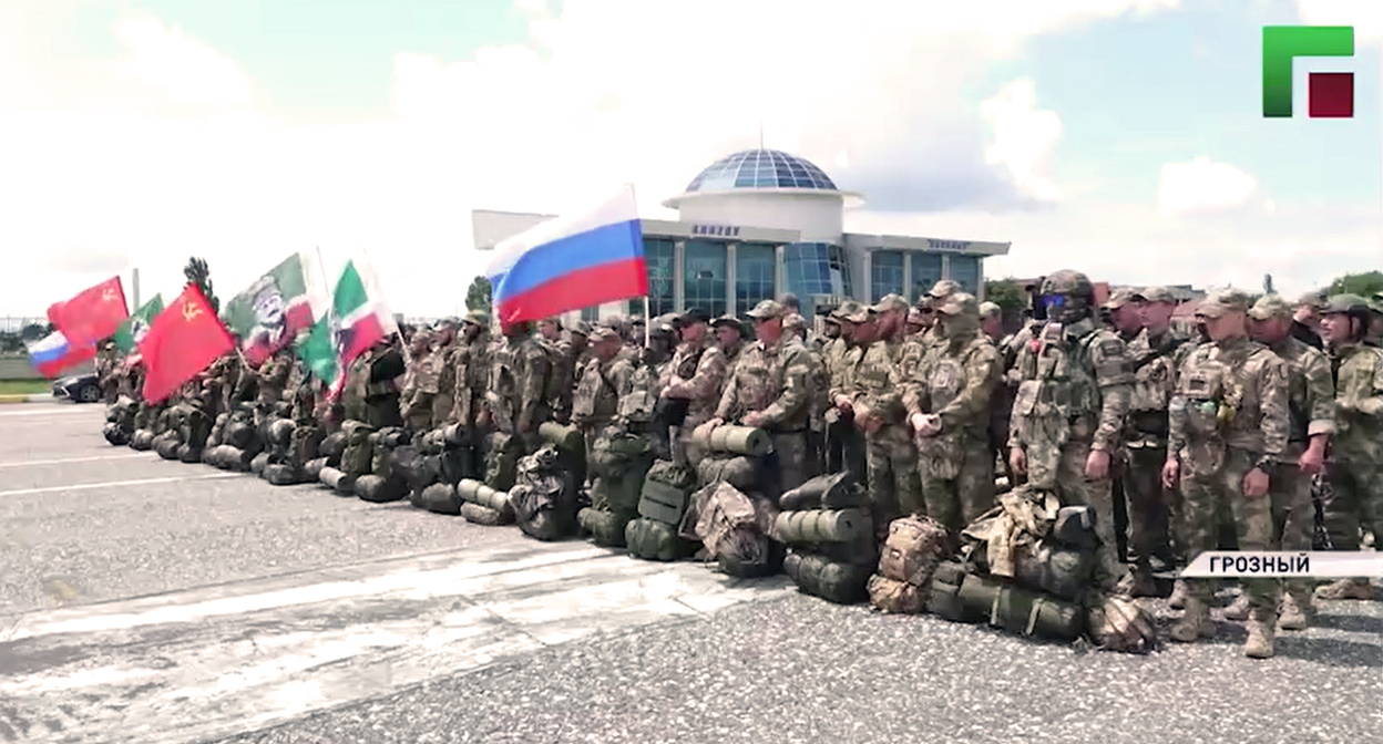 Группа бойцов перед отправкой из Чечни на Украину. Кадр из видео https://www.instagram.com/p/DZu0VvTRybZ (деятельность компании Meta (владеет Facebook, Instagram и WhatsApp) запрещена в России)