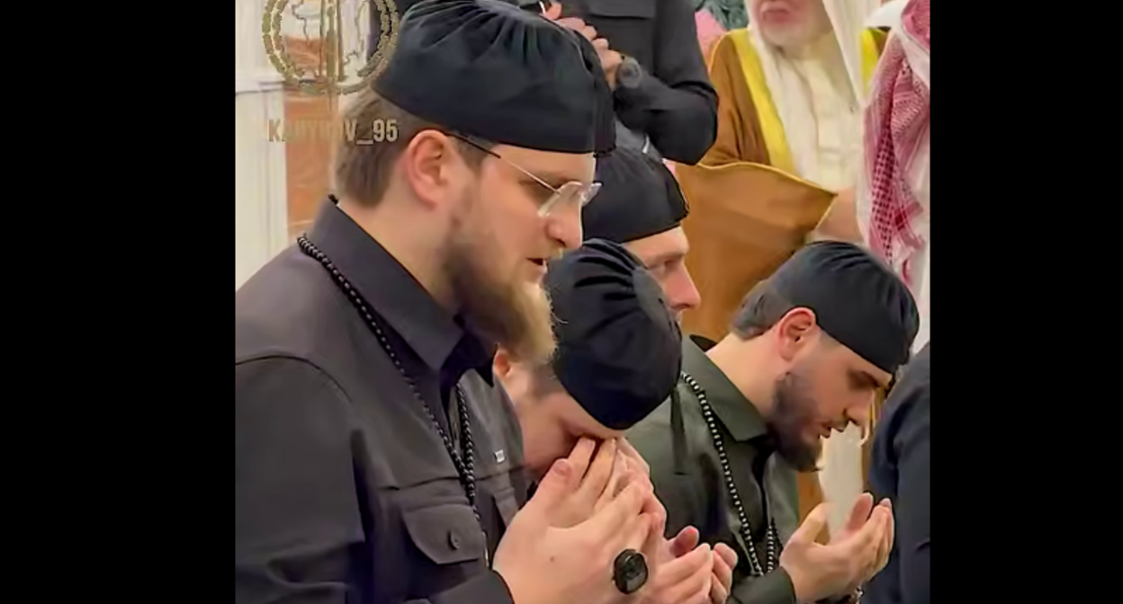 Сыновья и приближенные Рамзана Кадырова (на переднем плане - старший сын Ахмат_ совершили молитву за пропавшего мальчика. Стоп-кадр видео из Telegram-канала главы Чечни от 19.06.26, https://t.me/RKadyrov_95/6675 Сыновья и приближенные Рамзана Кадырова (на переднем плане - старший сын Ахмат_ совершили молитву за пропавшего мальчика. Стоп-кадр видео из Telegram-канала главы Чечни от 19.06.26, https://t.me/RKadyrov_95/6675