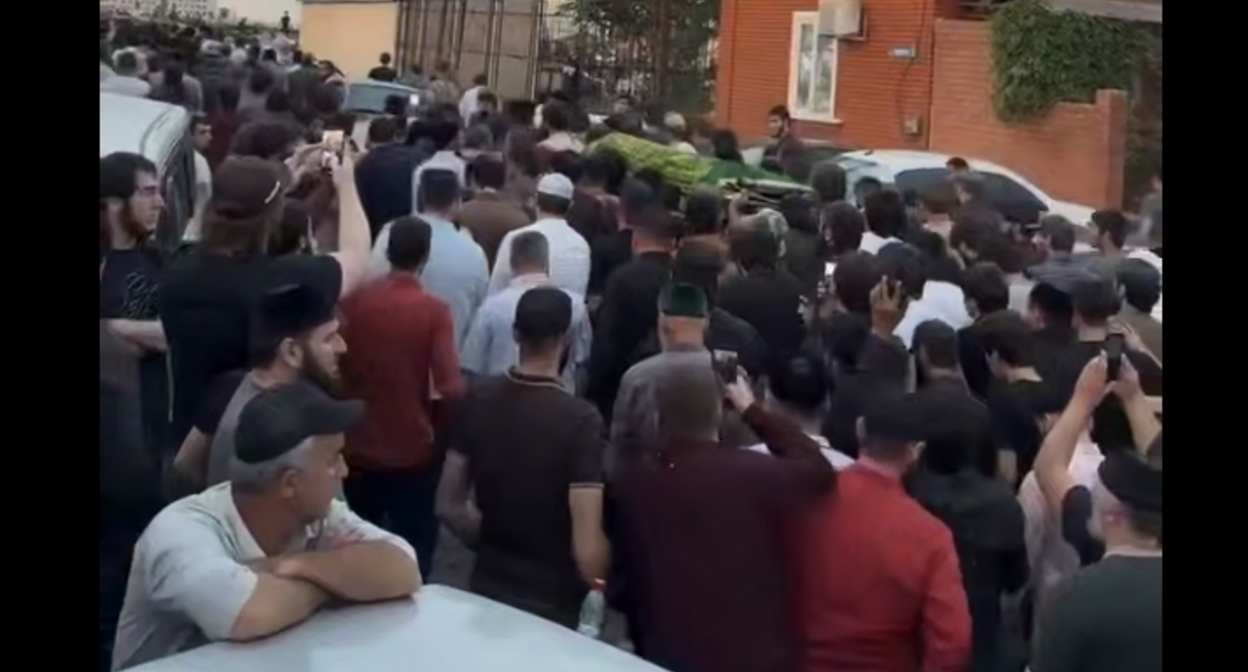 Похоронная процессия в Троицком. Кадр видео Похоронная процессия в Троицком. Кадр видео