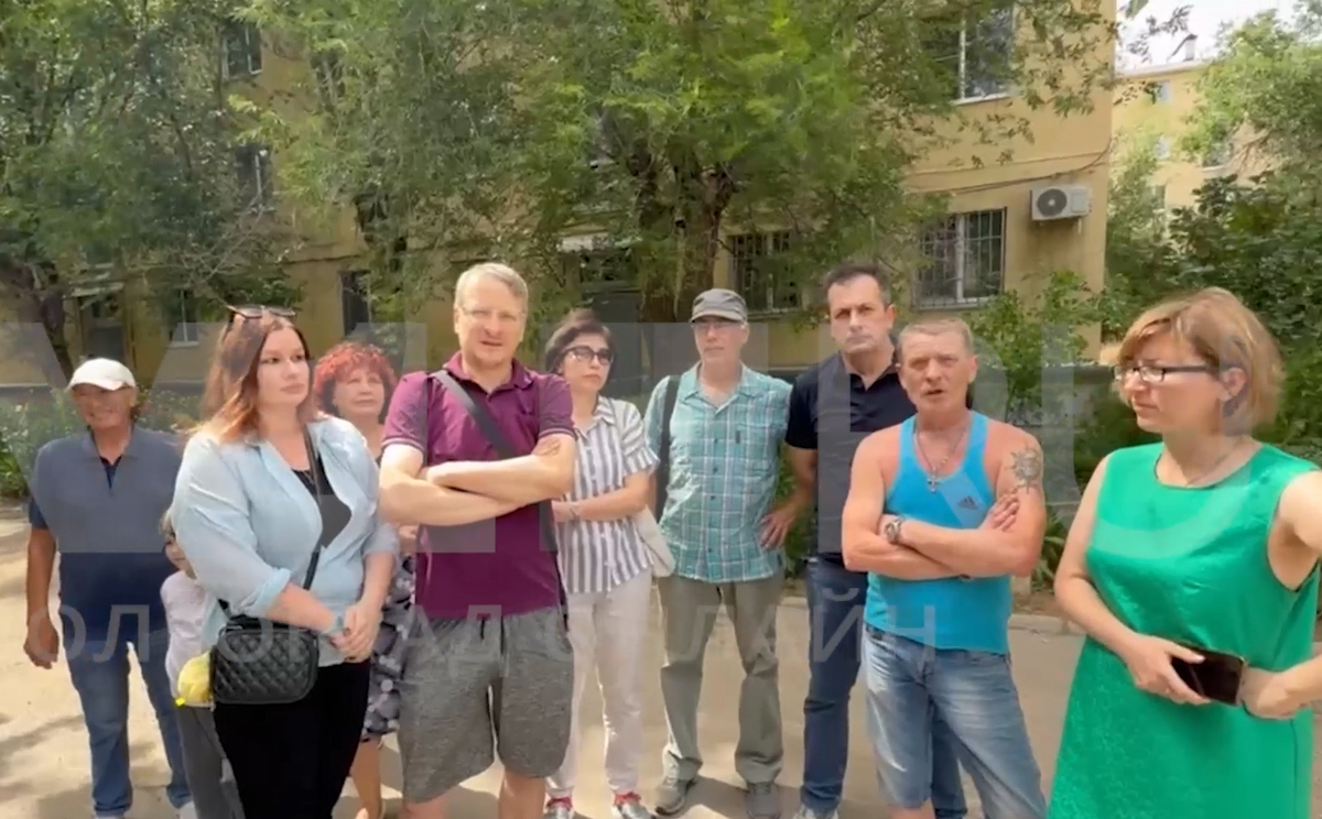 Жители домов № 65, 71, 73 и 75 на улице Набережной в Волжском. Кадр из видео https://t.me/rusnews/86750 Жители домов № 65, 71, 73 и 75 на улице Набережной в Волжском. Кадр из видео https://t.me/rusnews/86750