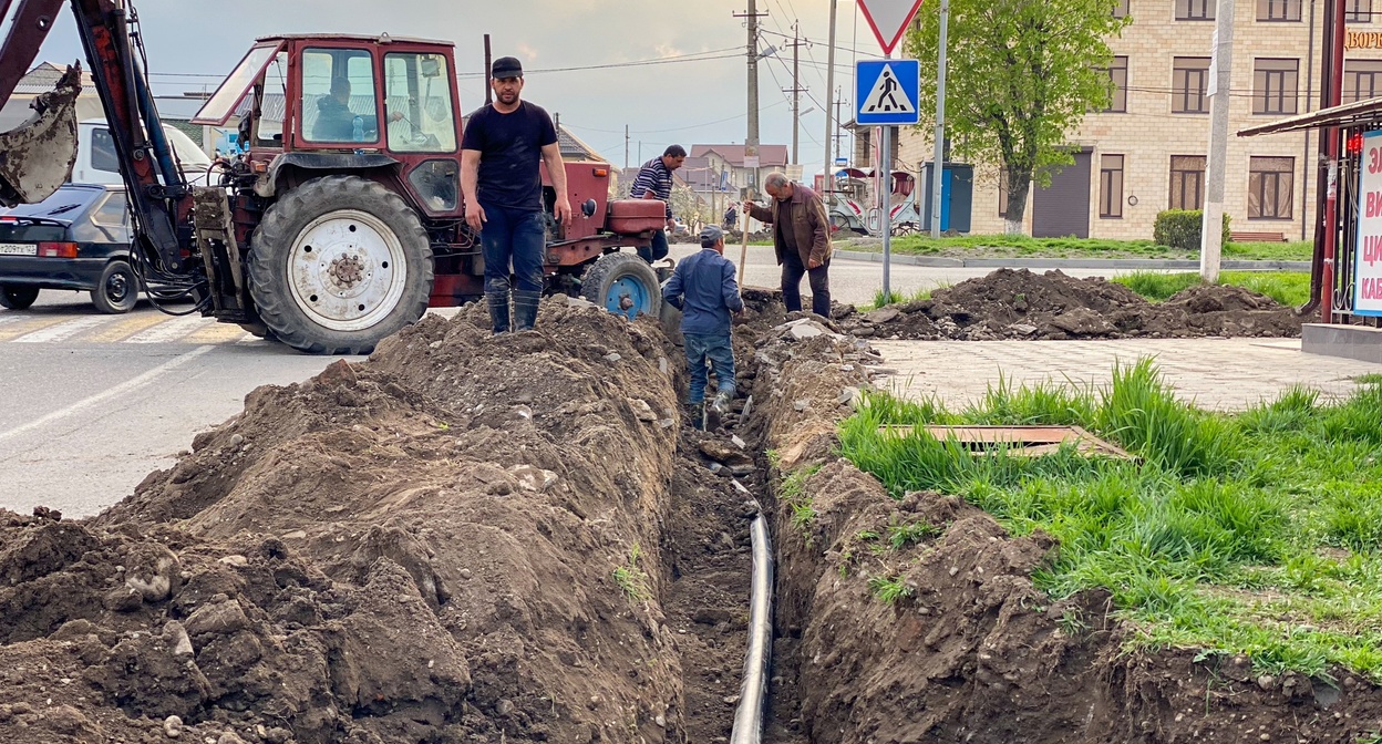 Работы по устранению аварии на водопроводной сети в Чегеме. Фото: https://chegem.kbr.ru/ Работы по устранению аварии на водопроводной сети в Чегеме. Фото: https://chegem.kbr.ru/